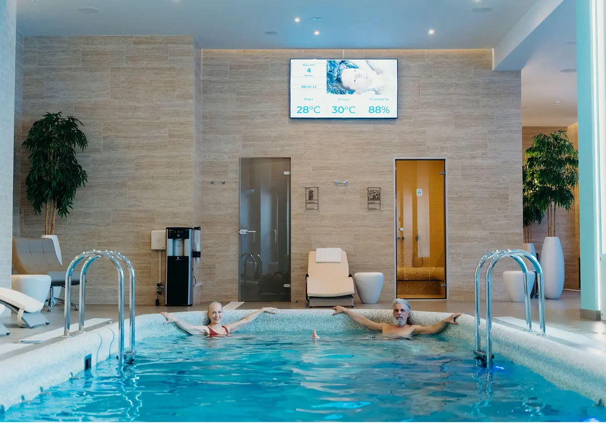 Espace spa chic avec piscine intérieure lumineuse